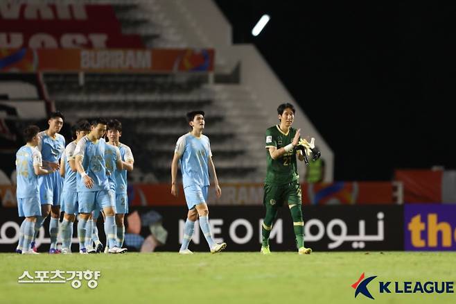 대구 FC 선수들이 지난 24일 열린 우라와 레즈와의 2022 아시아챔피언스리그 조별리그 F조 4차전에서 0-0으로 비긴 뒤 그라운드를 떠나고 있다.  프로축구연맹 제공