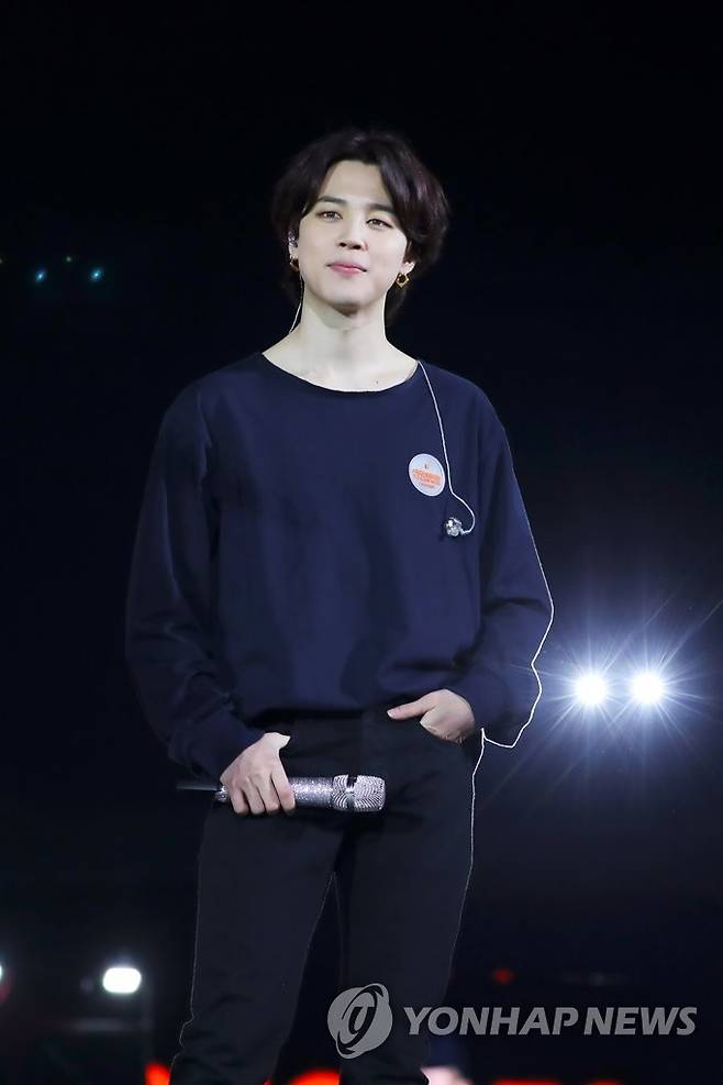 무대에 오른 BTS의 지민 (서울=연합뉴스) 지난 10일과 12~13일 총 3일간 서울 송파구 잠실종합운동장 주경기장에서 방탄소년단(BTS)의 콘서트 'BTS 퍼미션 투 댄스 온 스테이지 - 서울' 공연이 펼쳐졌다고 소속사 빅히트뮤직이 14일 밝혔다. 사진은 방탄소년단의 지민. 2022.3.14
    [빅히트뮤직 제공. 재판매 및 DB 금지] photo@yna.co.kr