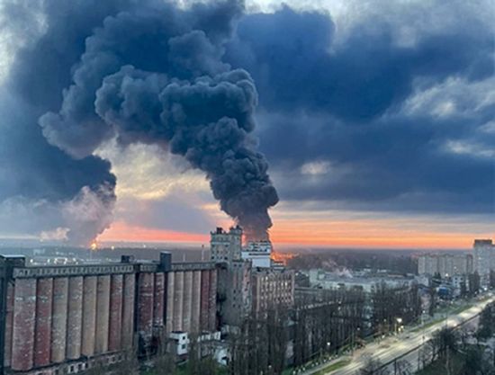 우크라이나 국경과 가까운 러시아 서부 브랸스크의 유류 저장시설에서 25일(현지시간) 화재로 인해 연기가 치솟고 있다. 러시아의 유럽행 송유관을 운영하는 트랜스네프트의 자회사가 소유하고 있는 시설이다. 일부에서는 이번 단순 화재가 아니라 우크라이나군의 반격에 의한 폭발이란 주장이 제기되고 있다. 이번 화재가 석유 수송에 영향을 미칠지 여부는 알려지지 않고 있다. 브랸스크(러시아)=AP·연합뉴스