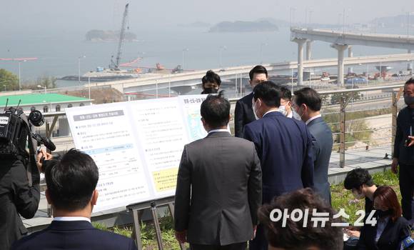 윤석열 대통령 당선인이 26일 인천 중구 운서동 영종하늘문화센터에서 배준영 국민의힘 의원, 유정복 전 인천시장과 함께 인천 영종~신도~강화 평화도로 건설현장을 둘러보고있다. [사진=인수위 사진기자단]