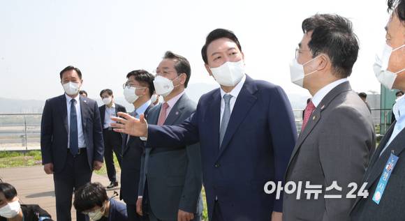 윤석열 대통령 당선인이 26일 인천 중구 운서동 영종하늘문화센터에서 배준영 국민의힘 의원, 유정복 전 인천시장과 함께 인천 영종~신도~강화 평화도로 건설현장을 둘러보고있다. [사진=인수위 사진기자단]