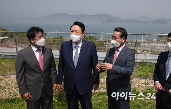 윤석열 대통령 당선인이 26일 인천 중구 운서동 영종하늘문화센터에서 배준영 국민의힘 의원, 유정복 전 인천시장과 함께 인천 영종~신도~강화 평화도로 건설현장을 둘러보고있다. 바다건너 강화도가 보인다. (왼쪽부터)배준영 국민의힘 의원, 윤당선인, 유정복 전 인천시장 [사진=인수위 사진기자단]