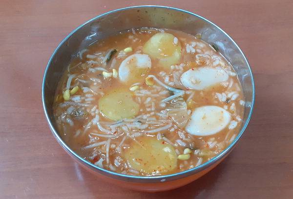 갱시기 안에는 떡과 고구마, 콩나물 등 다양한 재료가 들어가 있다.