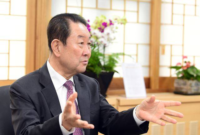 박주선 대통령취임준비위원장이 25일 서울 종로구 정부서울청사에 위치한 위원장 집무실에서 국민일보와 인터뷰를 하고 있다. 권현구기자 stoweon@kmib.co.kr