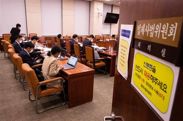 25일 오후 9시 20분 강성국 법무부 차관 등이 국회 법제사법위원회 법안소위원회의 ‘박병석 중재안’ 심사를 기다리고 있는 모습.뉴스1