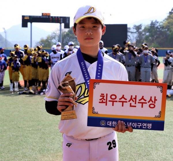 유소년리그(U-13) 청룡 MVP 차지한 도봉구유소년야구단 송형준(청원중1). 사진제공 | 대한유소년야구연맹