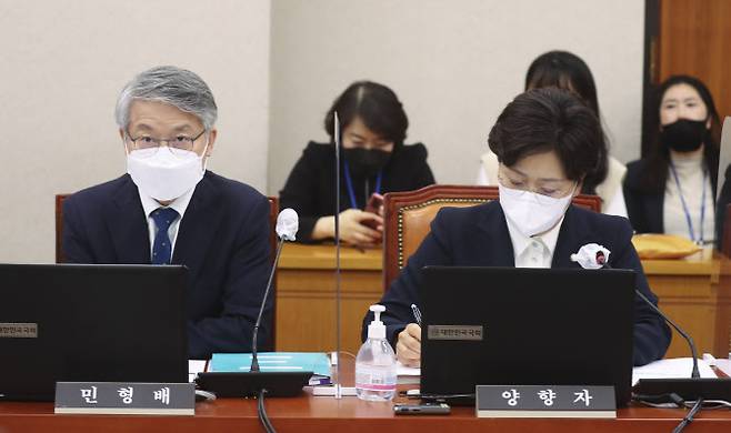 무소속 민형배 의원과 양향자 의원이 26일 저녁 국회 법제사법위원회에서 열린 전체회의에 참석해 있다. (사진= 국회사진기자단)