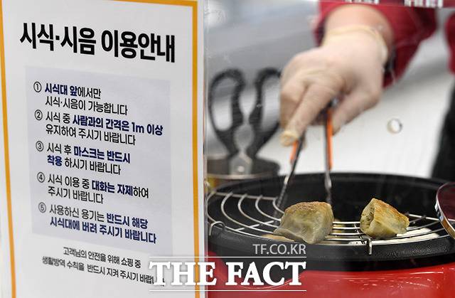 코로나19 여파로 지난 2년간 대형마트를 중심으로 오프라인 유통채널이 크게 위축됐으나 최근 취식 관련 마케팅을 재개하면서 현장에 활기가 돌고 있기 때문이다. /남용희 기자