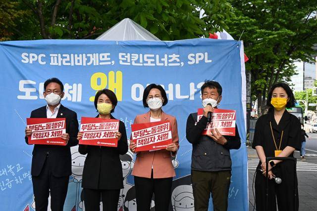 배진교(맨 왼쪽) 정의당 원내대표를 비롯한 의원들이 27일 서울 서초구 SPC본사 앞에 마련된 파리바게트 사회적 합의 이행 및 노조활동 보장 촉구 농성장을 방문, 기자회견을 하고 있다. 정의당 제공