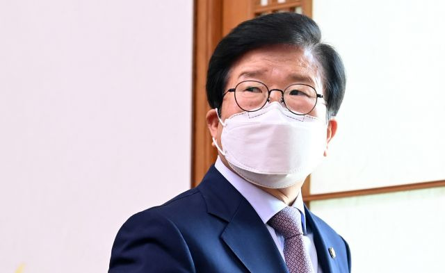 박병석 국회의장이 27일 국회에서 열린 원내대표 회동에서 창가로 이동하고 있다. 국회사진기자단