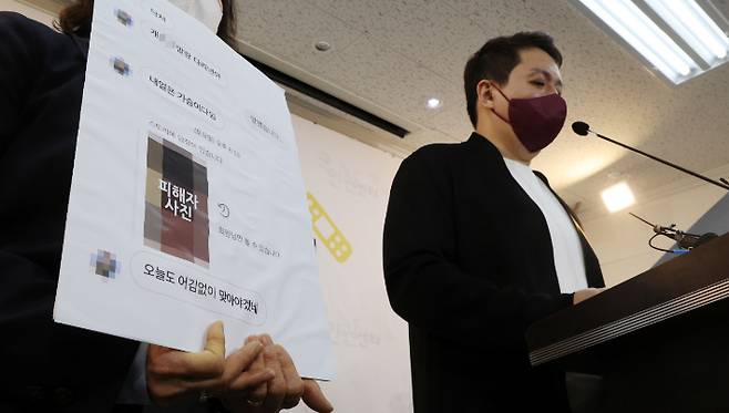 군인권센터, 해병대 인권침해 기자회견 (서울=연합뉴스) 한상균 기자 = 25일 마포구 군인권센터에서 임태훈 소장이 최근 해병대에서 발생한 인권침해 사건 기자회견을 하고 있다. 군인권센터는 가해자 구속과 해당 부대 해체를 요구했다. 2022.4.25 xyz@yna.co.kr (끝) 연합뉴스