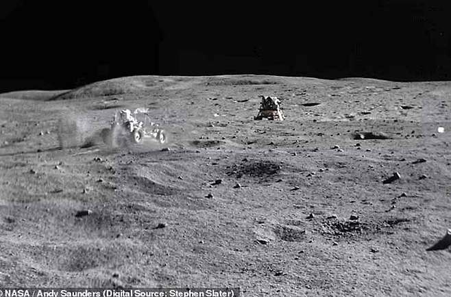 16mm 영화 필름의 여러 프레임을 겹쳐서 제작 - 달에 있는 우주비행사의 ‘집’, 달 착륙선 오리온과 함께 ‘그랑프리’에서 볼 수 있는 월면차의 흙먼지.NASA