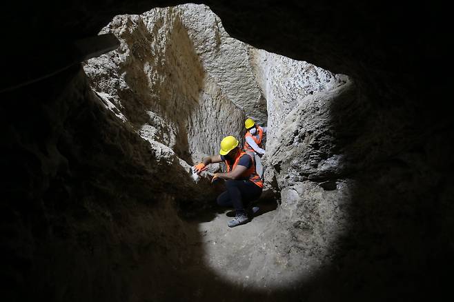 터키 마르딘주(州) 미디야트에서 지하도시 ‘마티아테’의 발굴 작업을 진행하는 모습.