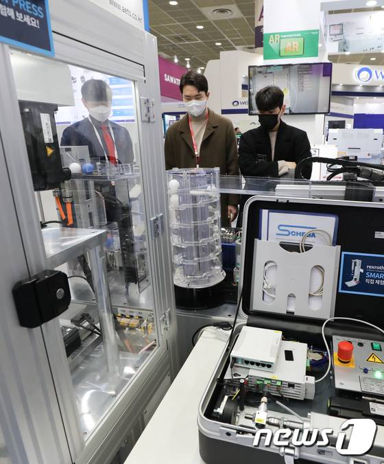 서울 강남구 코엑스에서 열린 반도체 소재ㆍ부품ㆍ장비 전시회 '세미콘 코리아 2022'를 찾은 관람객들이 반도체 장비를 둘러보고 있다. © 뉴스1