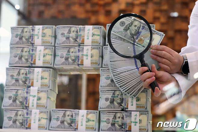 28일 오후 서울 중구 하나은행 위변조대응센터에서 직원이 달러화를 정리하고 있다. 이날 환율은 전 거래일 보다 0.2원 내린 1265.0원에 개장했지만, 장중 1270원 선을 넘어서며 장중 연중 최고치를 기록했다. 6거래일 연속 연중 최고기록 경신이다. 장중 기준으로 2020년 3월23일 1282.5원 이후 2년 1개월 만에 가장 높은 수준이다. 2022.4.28/뉴스1 © News1 황기선 기자