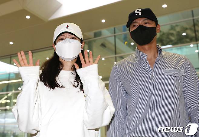 배우 현빈, 손예진 부부가 달콤한 신혼여행을 마치고 28일 오후 미국에서 인천국제공항으로 귀국하고 있다. 2022.4.28/뉴스1 © News1 권현진 기자