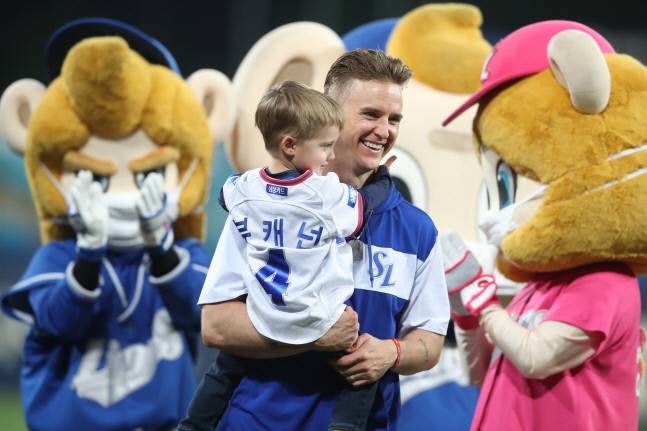 삼성 뷰캐넌이 26일 LG전에서 승리 후 아들 브래들리를 안고 활짝 웃고 있다.  사진제공 | 삼성 라이온즈