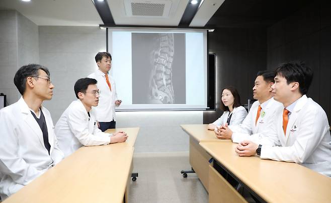 목동힘찬병원 척추클리닉 의료진들. 왼쪽부터 이동찬, 윤기성, 김민규, 신은영, 고한승, 허준영 원장.