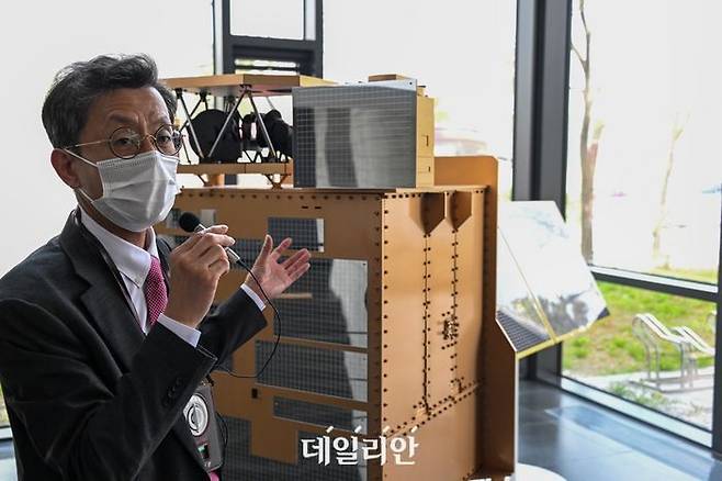 지난 26일 환경부 기자단 현장 취재에서 이동원 국립환경과학원 기후대기연구부 환경위성센터장이 세계 최초 정지궤도 환경위성(GEMS) 모형에 대해 설명하고 있다. ⓒ데일리안 배군득 기자