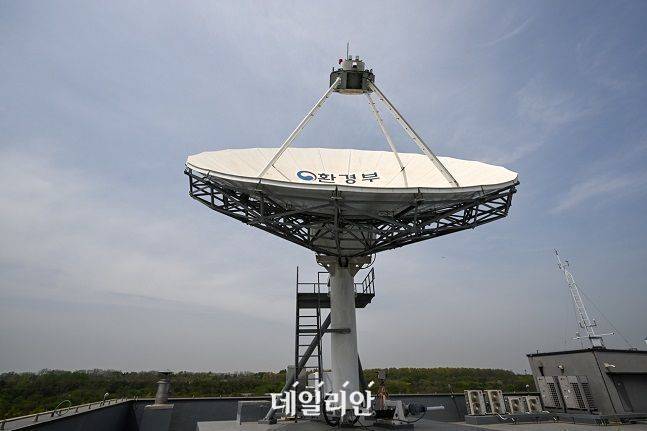 환경위성센터 옥상에 설치된 위성안테나 모습. ⓒ데일리안 배군득 기자