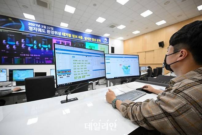 세계 최초 정지궤도 환경위성(GEMS)이 환경위성센터로 보내온 다양한 정보를 연구원들이 분석하고 있다. ⓒ데일리안 배군득 기자