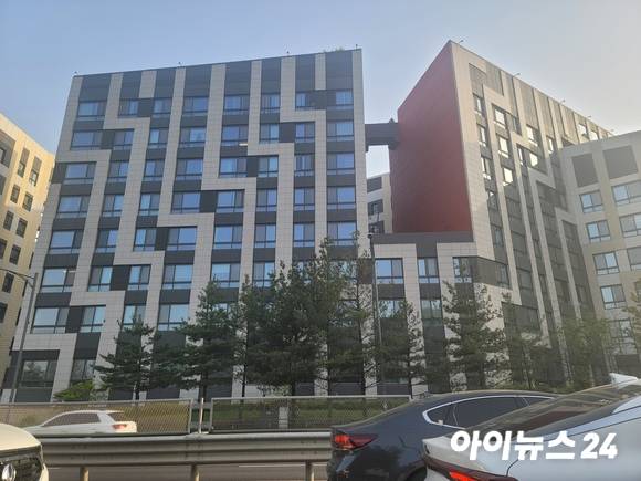 경기 성남시 분당구 운중동 일원에 있는 '힐스테이트판교모비우스' 오피스텔 전경. [사진=김서온 기자]