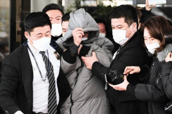 ‘정인이 사건’의 양부 안 모씨가 법원을 나오고 있다. 중앙포토