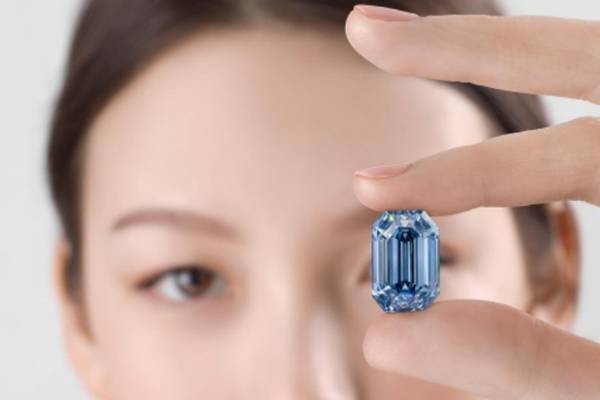 국제 경매회사 소더비의 홍콩 퍼시픽 플레이스 갤러리에서 27일(현지시간) 4억5092만5000홍콩달러에 낙찰된 15.1캐럿짜리 블루다이아몬드 ‘드비어스블루’. 소더비 홈페이지