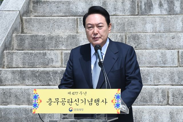 윤석열 대통령 당선인이 28일 오전 충남 아산 현충사에서 열린 이순신 장군 탄신 477주년 기념 다례제에 참석,인사말을 하고 있다. 인수위사진기자단