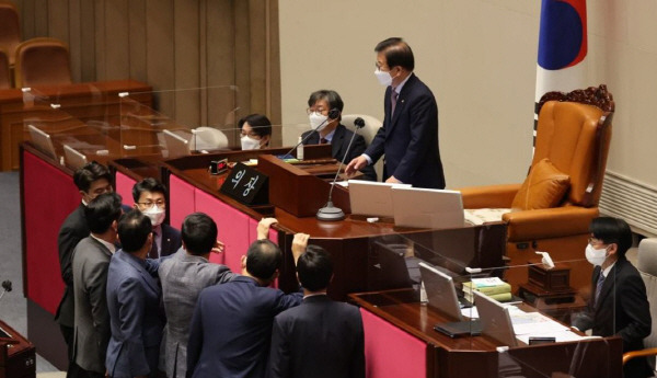 박병석 국회의장이 27일 국회 본회의에서 검찰의 수사권과 기소권을 분리하는 일명 '검수완박' 법안을 처리할 본회의를 개회에 이의제기하는 국민의힘 의원들과 대화하고 있다. [사진 = 연합뉴스]