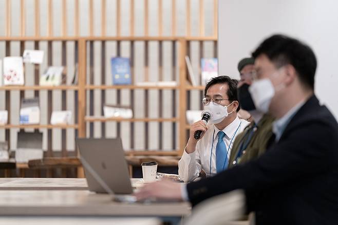 비영리 사단법인 '유쾌한반란'에서 활동중인 김동연 '시니어 인턴'. / 사진제공=유쾌한반란