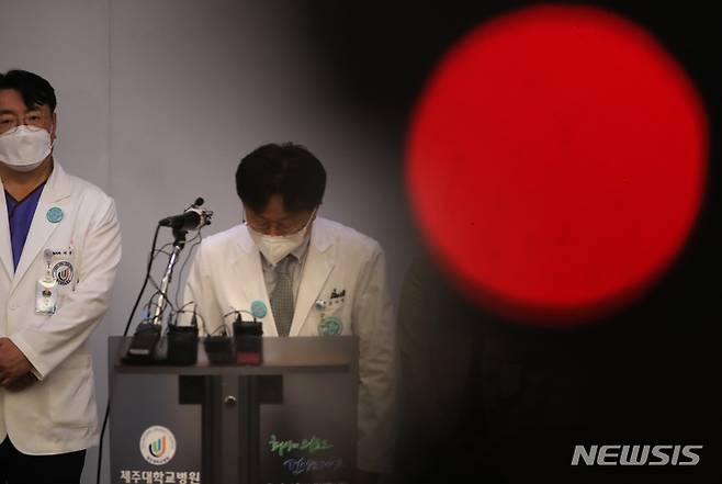 [제주=뉴시스] 우장호 기자 = 강사윤 제주대병원 진료처장이 28일 오후 제주시 아라동 제주대병원 2층 국제회의실에서 기자회견을 열어 지난달 발생한 '12개월 영아 사망'과 관련한 병원 입장을 밝히고 있다. 강 처장은 "유족분들에게 너무 큰 상처와 심려를 끼쳐 드린데 대해 심심한 사과의 말씀을 드리며, 이에 제주대병원은 향후 진행되는 경찰 조사에 성심성의를 다해 임하겠다"고 말했다. 2022.04.28. woo1223@newsis.com