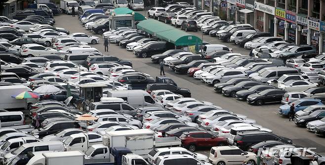 [서울=뉴시스] 조성우 기자 = 현대자동차·기아의 중고차시장 진출 관련 사업 조정 건에 대한 중소기업사업조정심의회가 열린 28일 오후 서울 성동구 장안평중고차매매시장에 차량들이 주차되어 있다. 2022.04.28. xconfind@newsis.com