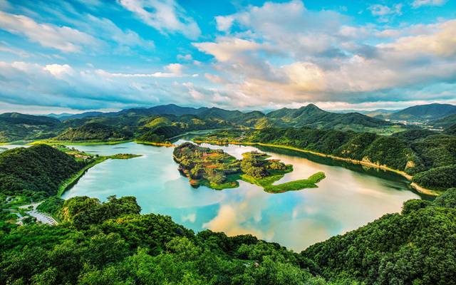 ▲아침 햇살을 받아 피어오르는 물안개가 마치 신선이 노니는 듯 아름다운 옥정호는 섬진강 상류의 맑은 물을 담고 있다.Ⓒ임실군