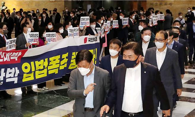 27일 국회 로텐더홀에서 국민의힘 의원들이 본회의장으로 입장하는 더불어민주당 의원들을 향해 검찰 수사권과 기소권 분리 법안 반대 구호를 외치고있다. 국회사진기자단