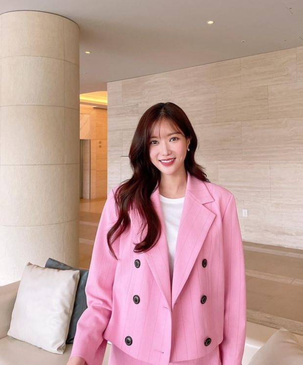 Actor Im Soo-hyang shows off her bright beautyOn the afternoon of the 28th, Im Soo-hyang posted several photos on his instagram with the phrase I liked the hair makeup style in a long time and took a very hard photo, even if Eunji is 2 meters tall and takes like Soo-hyang Saurus.Im Soo-hyang took a picture in a pink suit and skirt, which also featured a neat look with a pink color that was neat to the slippers.Above all, the bright and beautiful beauty that creates the goddess attracted attention. The visual smiling brightly made the fans feel excited.Meanwhile, Im Soo-hyang appears in the dramas We Are From Today and Doctor Royer.