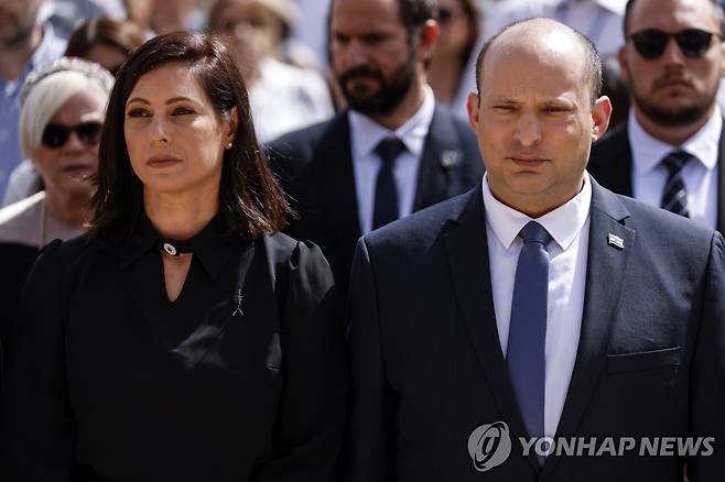 베네트 이스라엘 총리(오른쪽)와 부인 [AP 연합뉴스 자료사진. 재판매 및 DB 금지]
