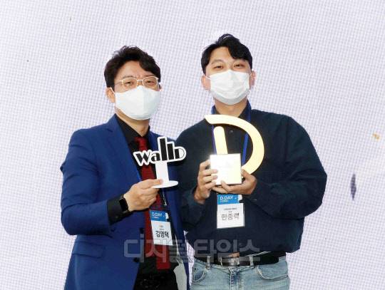 디캠프상을 수상한 이프비주식회사 한종혁(오른쪽) 대표가 김영덕 디캠프 상임이사. <사진제공=디캠프>