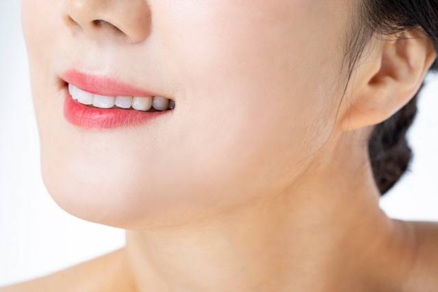 턱을 괴는 습관은 턱관절장애나 주두점액낭염, 경추부염좌 등의 원인이 될 수 있다./사진=클립아트코리아