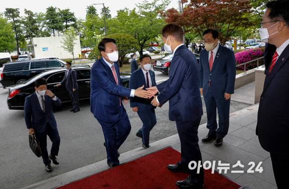 윤석열 대통령 당선인이 29일 오전 대전 유성구 KAIST부설 나노종합기술원을 방문 해 이광형 카이스트 총장과 인사하고 있다. [사진=인수위 사진기자단]