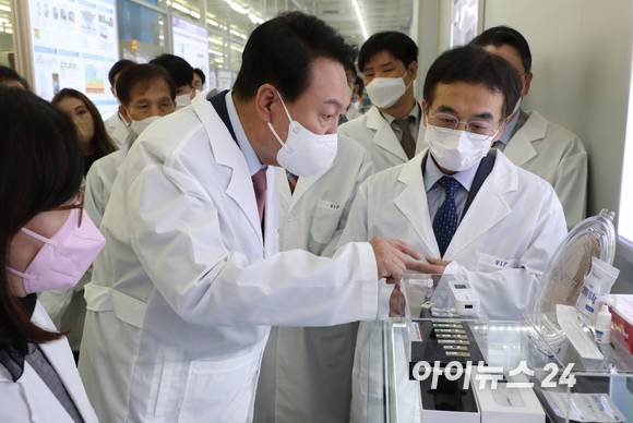윤석열 대통령 당선인이 29일 오전 대전 한국과학기술원(KAIST) 내 나노종합기술원을 방문해 반도체 연구 현장을 둘러보던 중 나노기술을 접목한 코로나검사키트에 대한 설명을 듣고 있다. [사진=인수위 사진기자단]