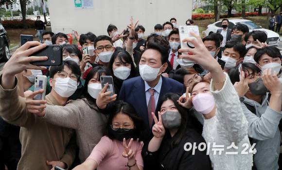 윤석열 대통령 당선인이 29일 오전 대전 한국과학기술원(KAIST) 내 나노종합기술원을 방문을 마친 뒤 기다리던 학생들과 사진을 찍고 있다. [사진=인수위 사진기자단]