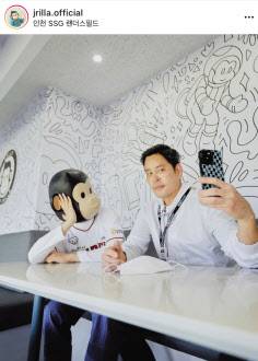 지난 9일 인천 SSG랜더스필드에서 정용진 신세계그룹 부회장이 부캐 ‘제이릴라’와 함께 사진을 찍고 있다. [제이릴라 인스타그램 캡처]