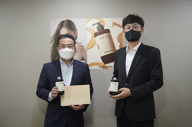 맞춤형 화장품의 시대가 국내에서도 본격적으로 시작되고 있다. 이달 CJ온스타일은 코스맥스와 손잡고 맞춤형 화장품 브랜드 ‘웨이크미(WAKE ME)를 론칭했다. 왼쪽부터 오석민 CJ온스타일 헬스·뷰티상품 담당(부장)과 김재희 코스맥스 신규사업개발실 이사.[CJ온스타일 제공]