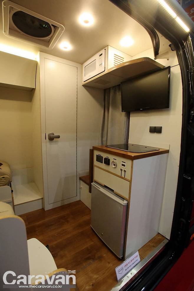 컴포트 플러스 모델의 전면부 주방과 워크스루