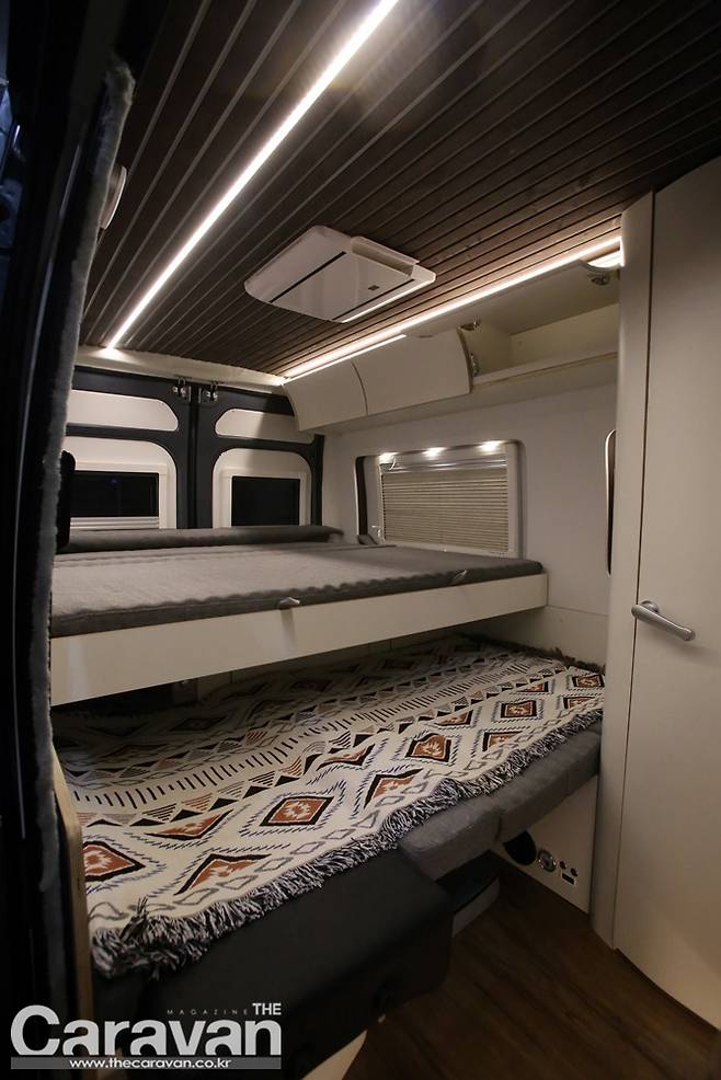 위의 사진에서 등받이가 변환 후 매트리스로 깔릴 정도로 확장 공간이 늘어난다