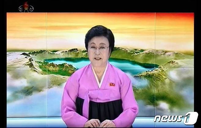 보통강 강안 다락식 주택구의 살림집을 배정받은 리춘히 아나운서가 자신과 관련된 보도를 '셀프'로 하고 있다.(조선중앙TV 갈무리)© 뉴스1