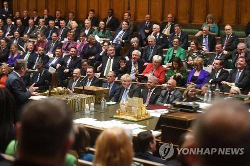 영국 의회에서 하원 의원들이 토론하고 있다. 연합뉴스