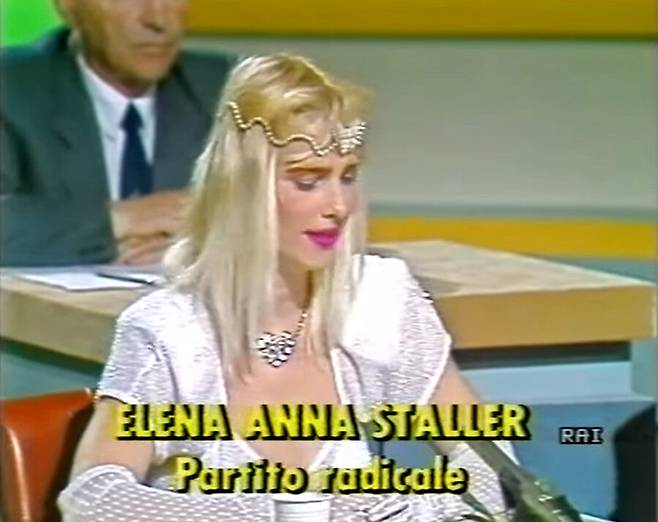 헝가리 태생 포르노 스타였던 치치올리나는 1987년 이탈리아 총선에서 하원의원에 당선됐다. 유튜브 화면 갈무리