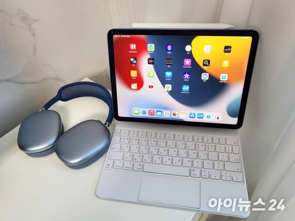 에어팟 맥스와 아이패드 에어 [사진=서민지 기자]